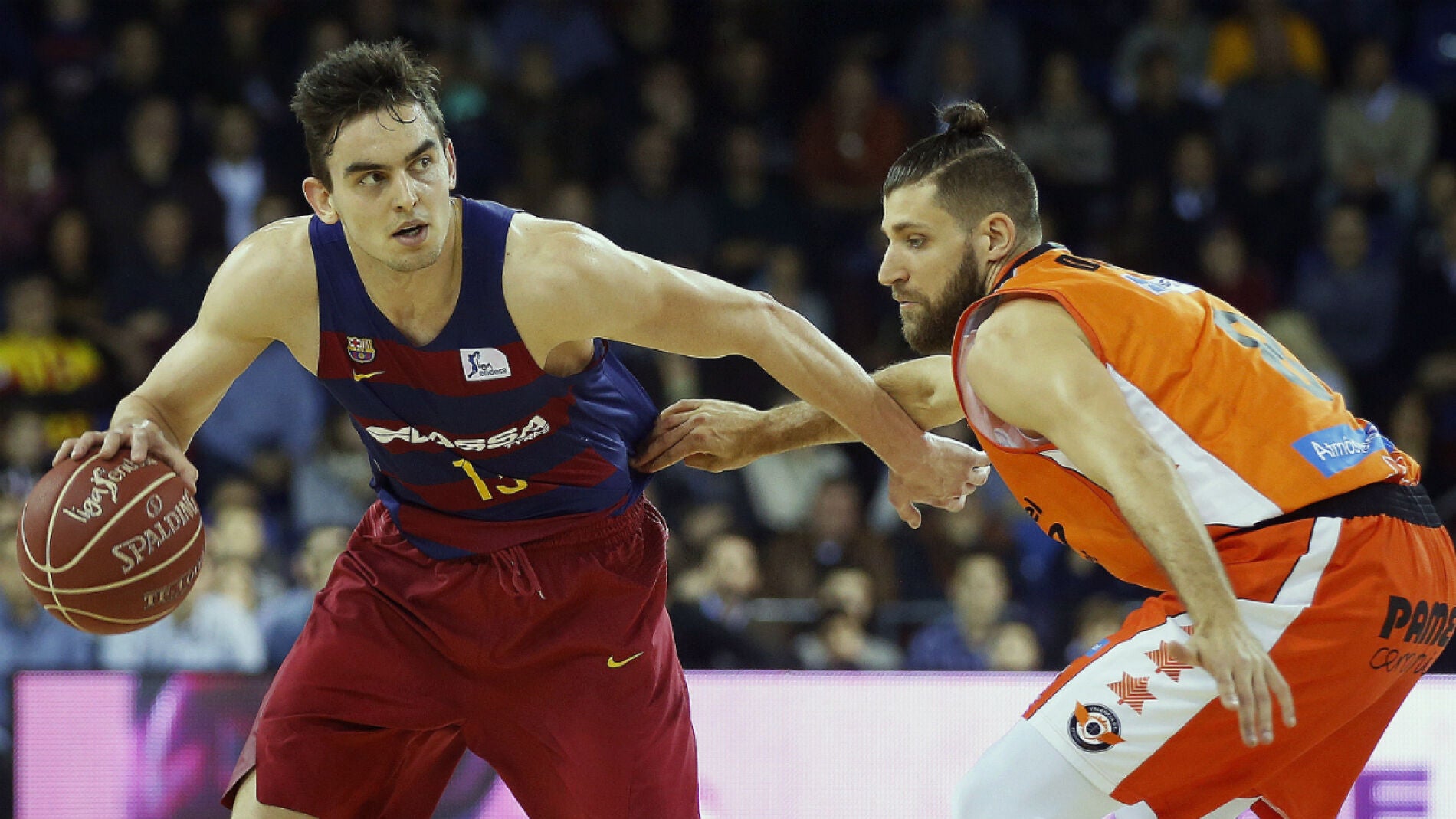 Satoransky, con el bal&oacute;n ante Diot