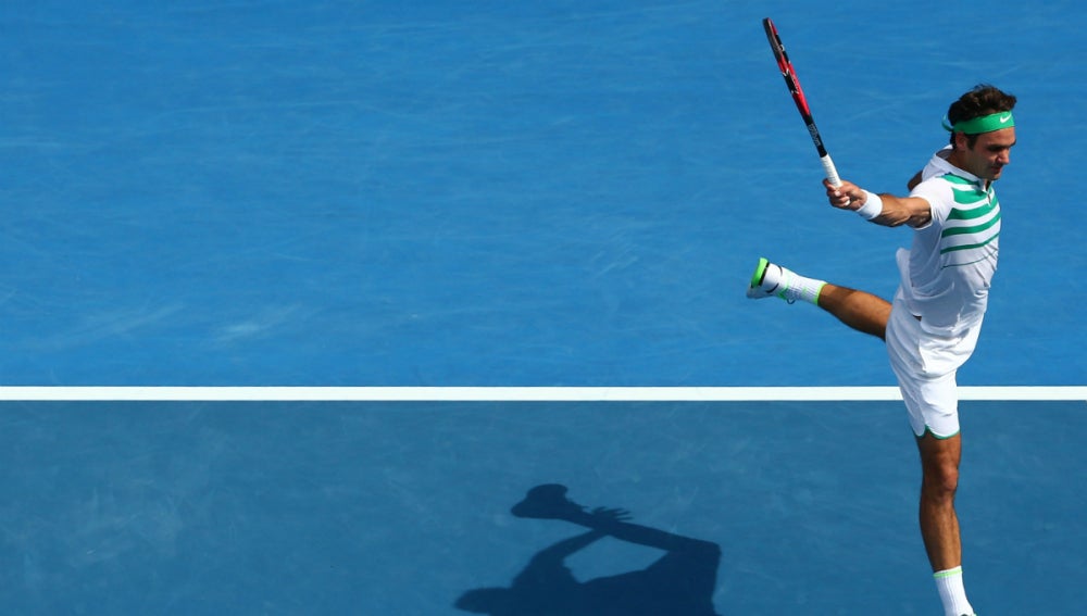 Roger Federer ejecuta su famoso revés a una mano contra Berdych