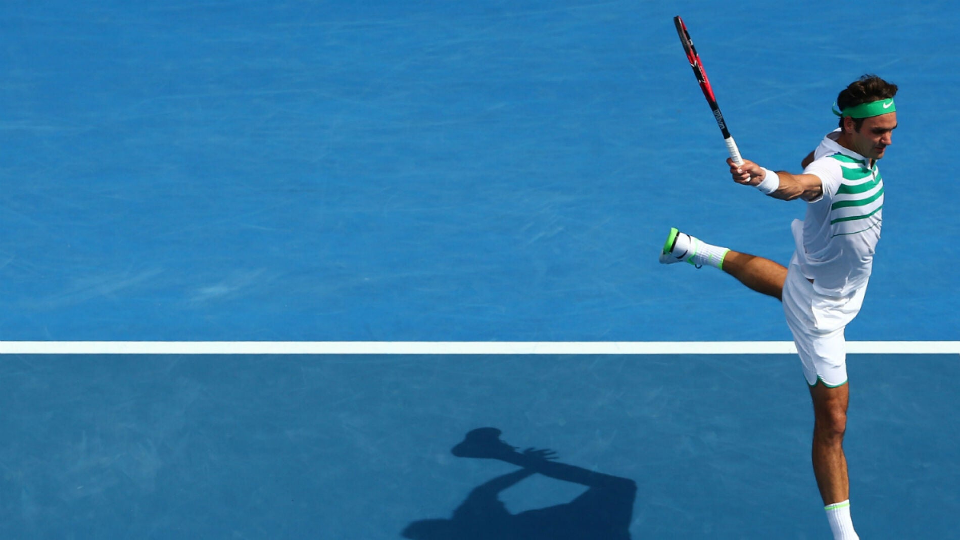 Roger Federer ejecuta su famoso rev&eacute;s a una mano contra Berdych