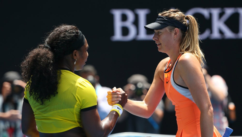 Serena Williams y Maria Sharapova se saludan tras el partido