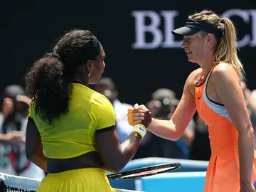 Serena Williams y Maria Sharapova se saludan tras el partido Serena Williams y Maria Sharapova se saludan tras el partido