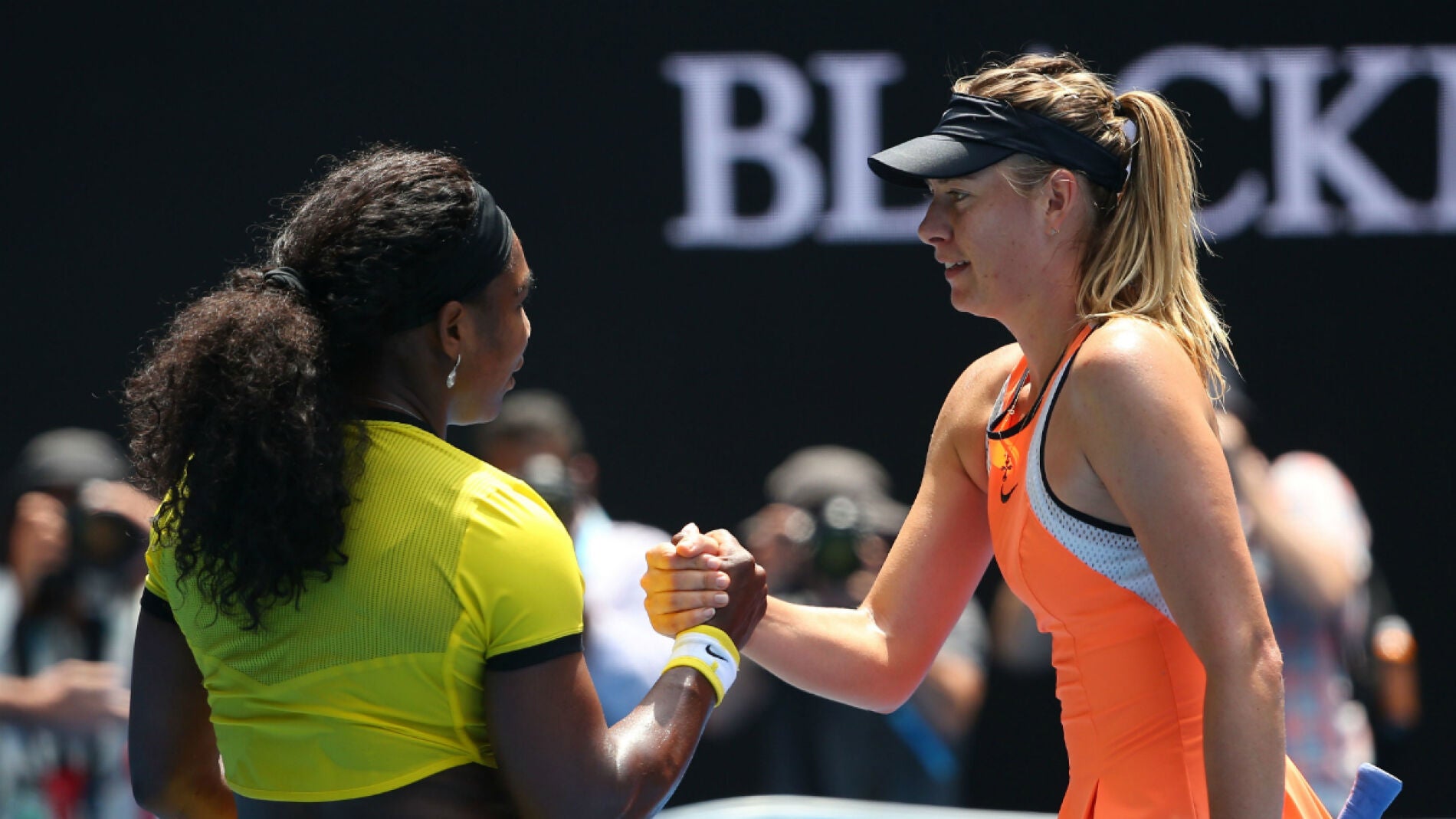 Serena Williams y Maria Sharapova se saludan tras el partido