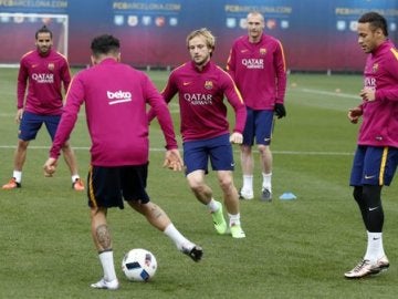 Los jugadores del Barcelona hacen un rondo durante el entrenamiento
