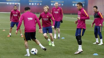 Los jugadores del Barcelona hacen un rondo durante el entrenamiento