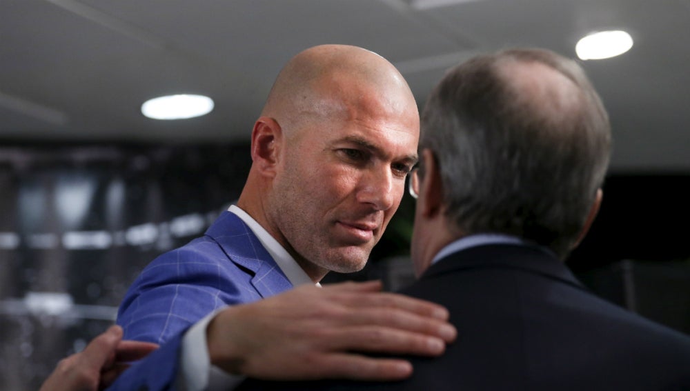 Zinedine Zidane y Florentino Pérez dialogan