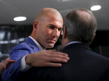 Zinedine Zidane y Florentino Pérez dialogan