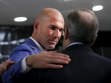 Zinedine Zidane y Florentino Pérez dialogan Zinedine Zidane y Florentino Pérez dialogan