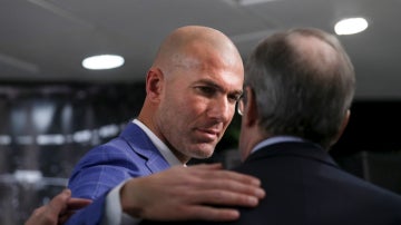 Zinedine Zidane y Florentino Pérez dialogan