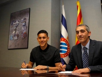 Óscar Duarte firmando su contrato como nuevo jugador del RCD Espanyol