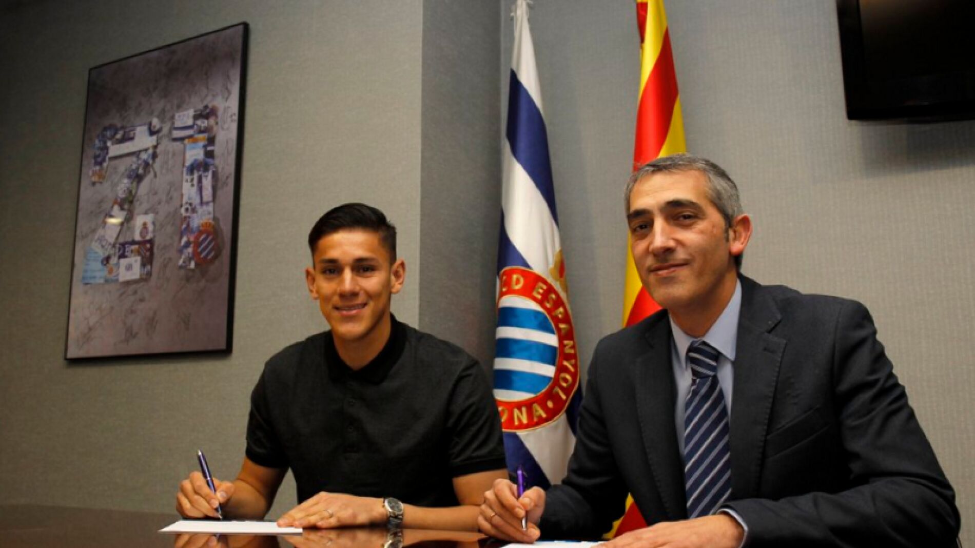 &Oacute;scar Duarte firmando su contrato como nuevo jugador del RCD Espanyol