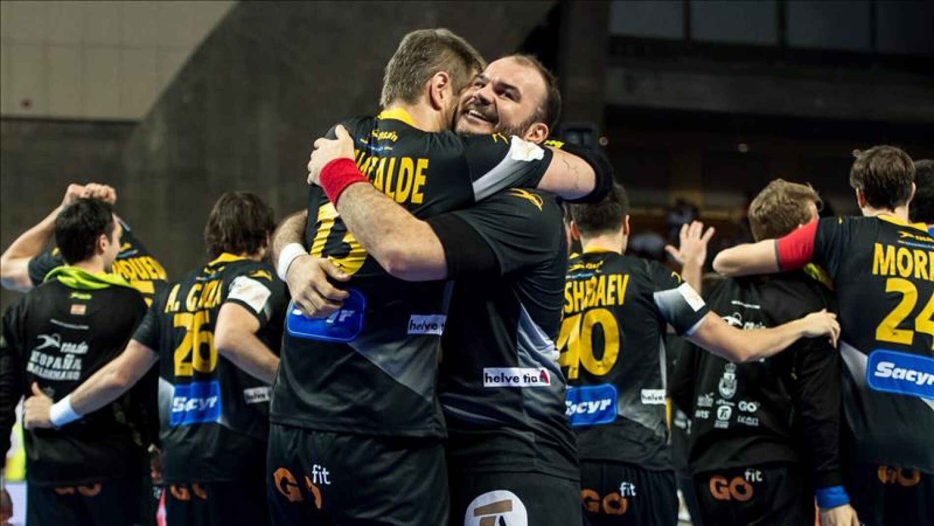 Los jugadores de la selecci&oacute;n espa&ntilde;ola de balonmano celebran el triunfo