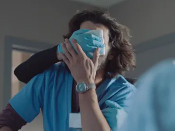 Alguien ataca a Víctor por detrás Alguien ataca a Víctor por detrás