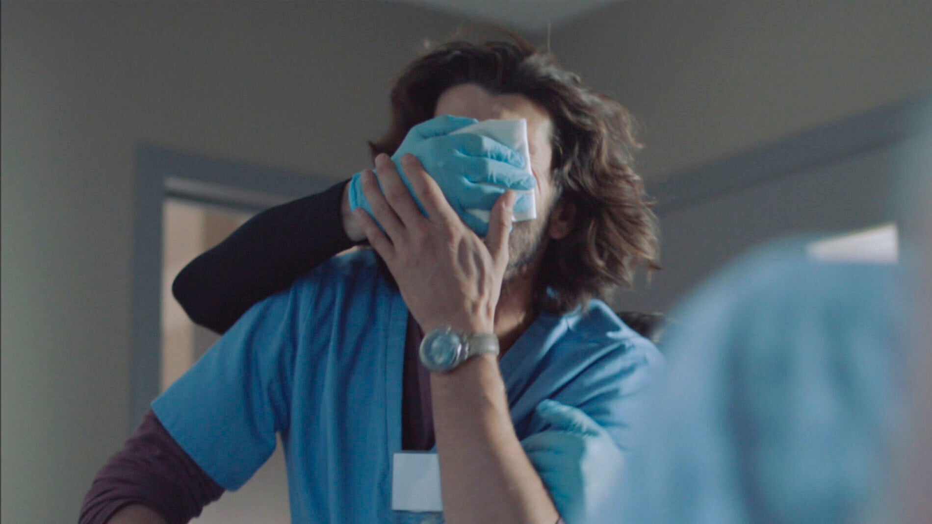 Alguien ataca a V&iacute;ctor por detr&aacute;s