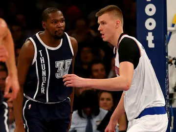 Kevin Durant celebra una canasta delante de Kristaps Porzingis Kevin Durant celebra una canasta delante de Kristaps Porzingis
