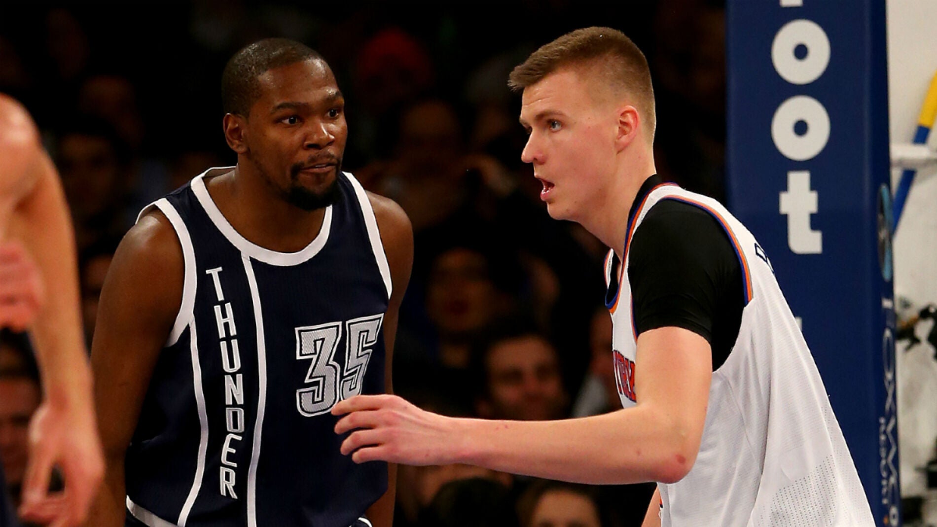 Kevin Durant celebra una canasta delante de Kristaps Porzingis