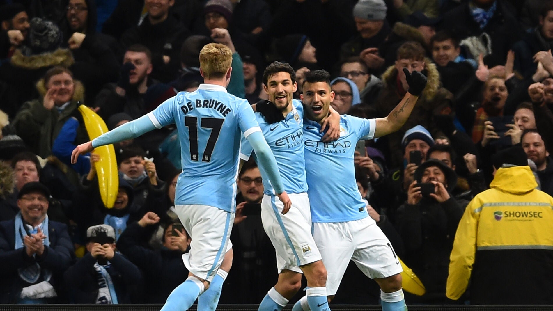 Navas, Ag&uuml;ero y De Bruyne celebran un gol del City en el Etihad