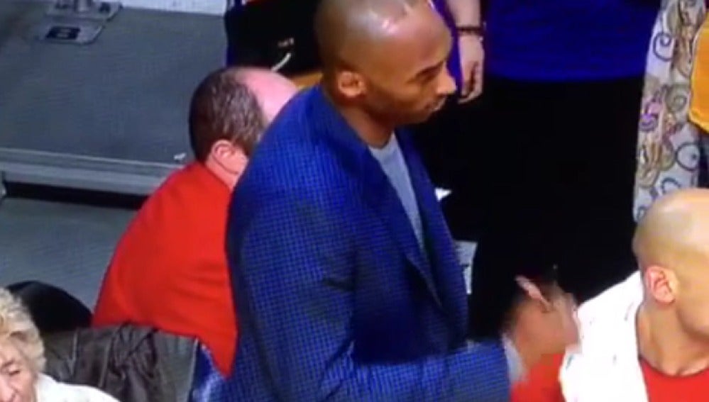 Kobe Bryant echa del banquillo de los Lakers a un rookie para sentarse él