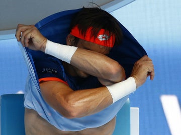 David Ferrer se quita la camiseta durante el partido contra Andy Murray