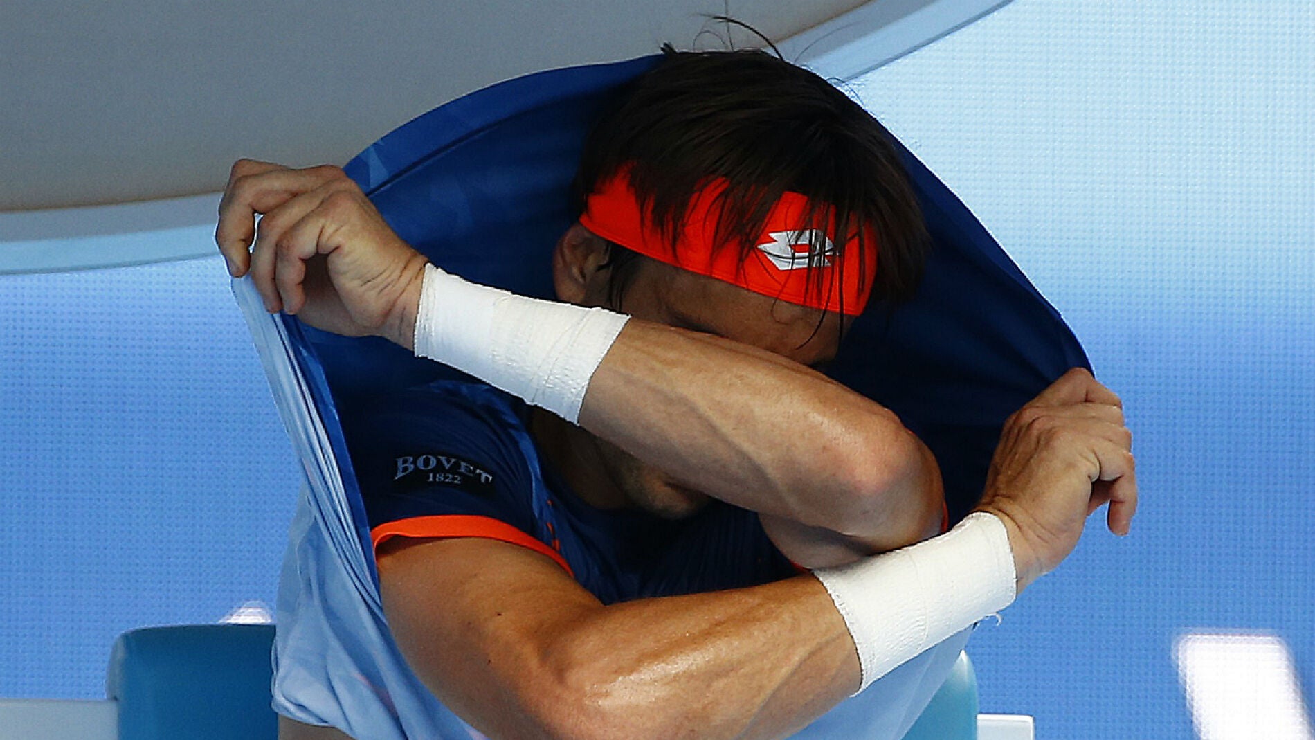 David Ferrer se quita la camiseta durante el partido contra Andy Murray