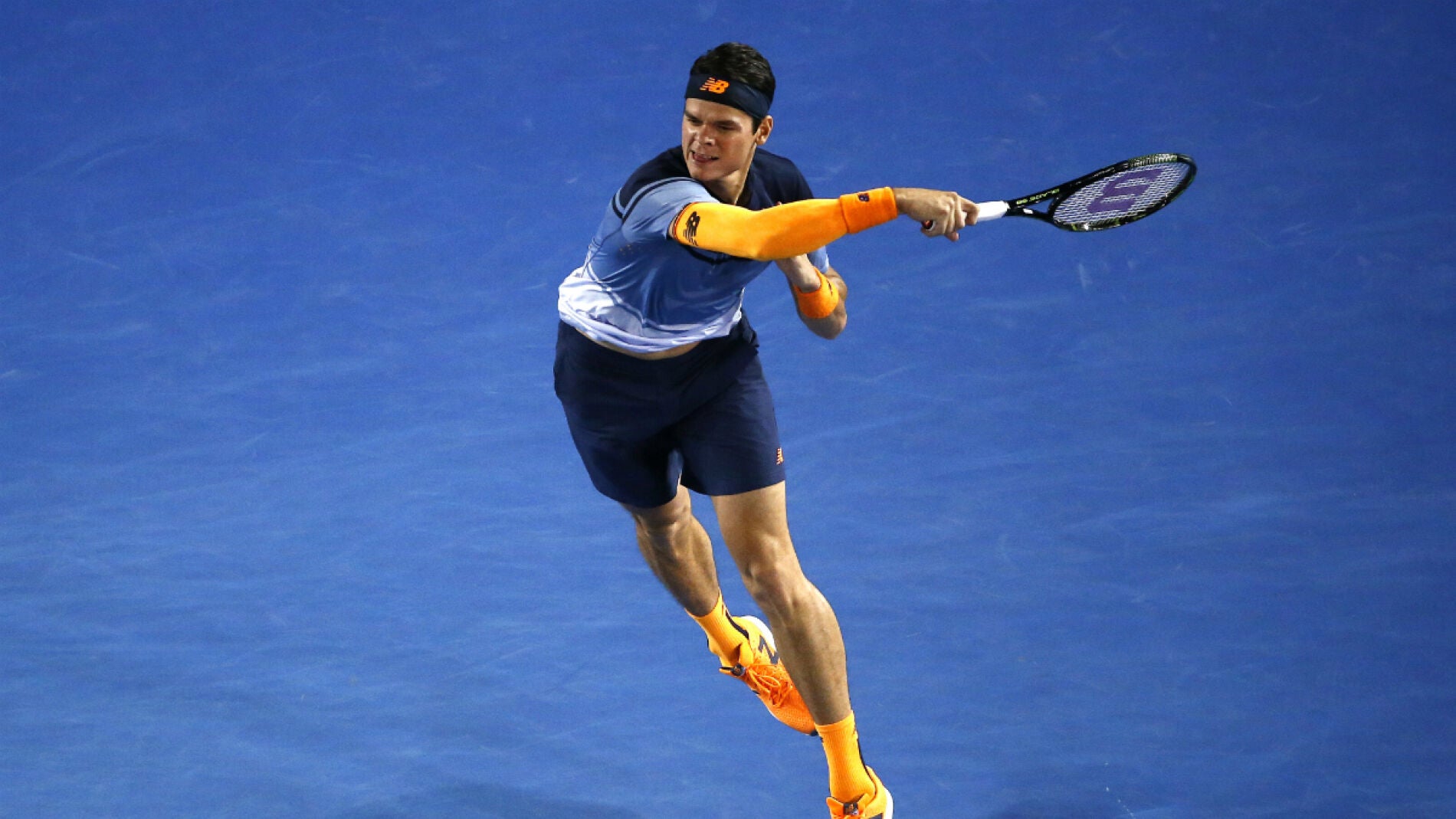 Milos Raonic golpea la pelota con su drive en el partido contra Monfils