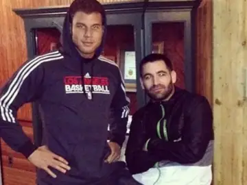 Blake Griffin y Matias Testi posan en una foto Blake Griffin y Matias Testi posan en una foto
