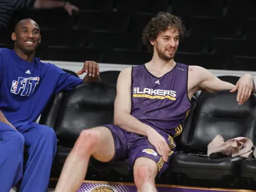 Kobe Bryant y Pau Gasol, en un entrenamiento de Los Angeles Lakers Kobe Bryant y Pau Gasol, en un entrenamiento de Los Angeles Lakers