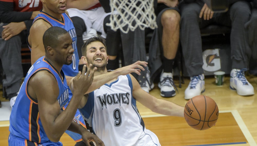 Serge Ibaka defiende a Ricky Rubio durante el Timberwolves-Thunder