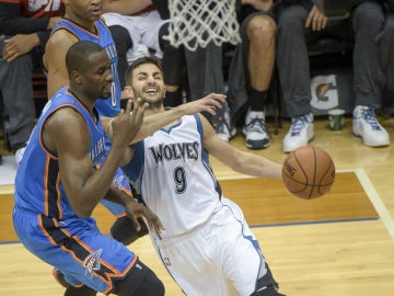 Serge Ibaka defiende a Ricky Rubio durante el Timberwolves-Thunder