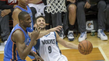 Serge Ibaka defiende a Ricky Rubio durante el Timberwolves-Thunder