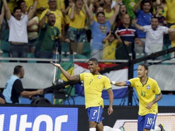 Douglas Costa y Neymar celebran un gol con Brasil