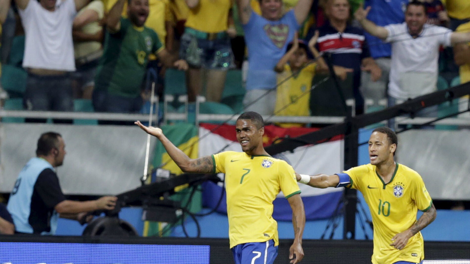 Douglas Costa y Neymar celebran un gol con Brasil