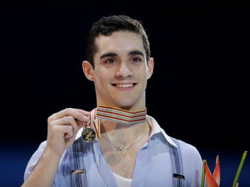 Javier Fernández posa con su medalla de oro tras volver a ganar el Europeo