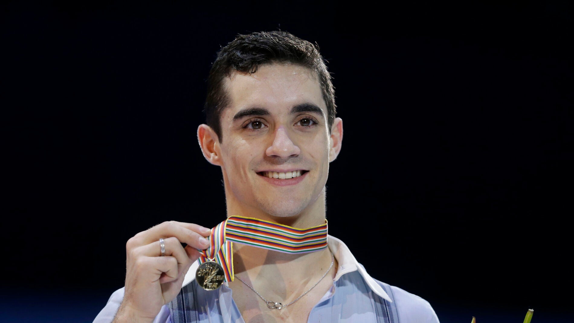 Javier Fern&aacute;ndez posa con su medalla de oro tras volver a ganar el Europeo