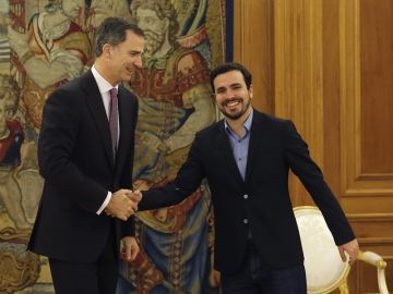 El Rey Felipe VI con el líder de IU, Alberto Garzón