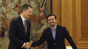 El Rey Felipe VI con el líder de IU, Alberto Garzón