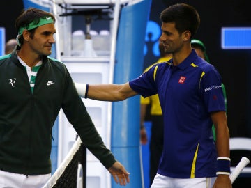 Novak Djokovic y Roger Federer se saludan antes del partido