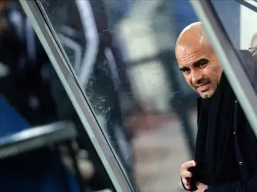 Pep Guardiola sentado en el banquillo Pep Guardiola sentado en el banquillo