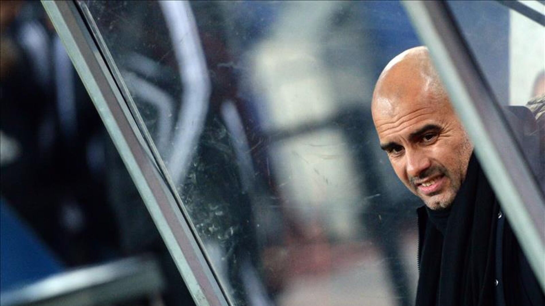 Pep Guardiola sentado en el banquillo