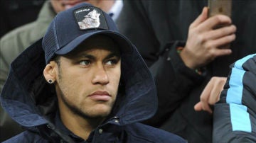 Neymar en la grada viendo un partido