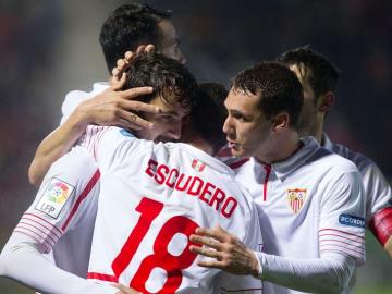 Los jugadores del Sevilla celebran un gol en Anduva