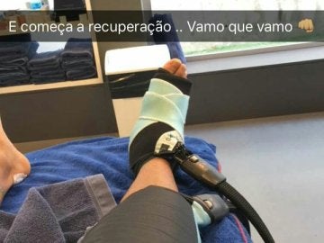 Neymar cuelga una imagen de su tobillo derecho siendo tratado