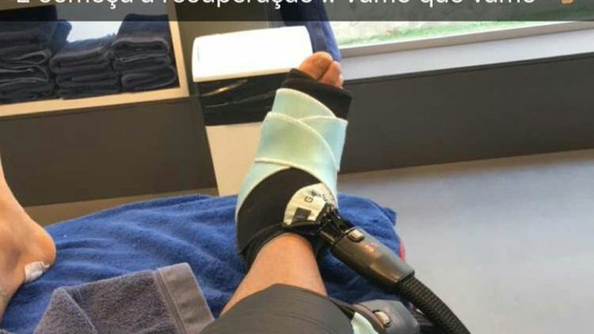 Neymar cuelga una imagen de su tobillo derecho siendo tratado