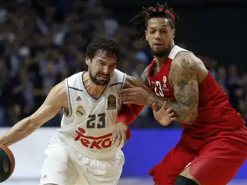 Llull intenta penetrar a canasta ante la defensa del Olympiacos Llull intenta penetrar a canasta ante la defensa del Olympiacos