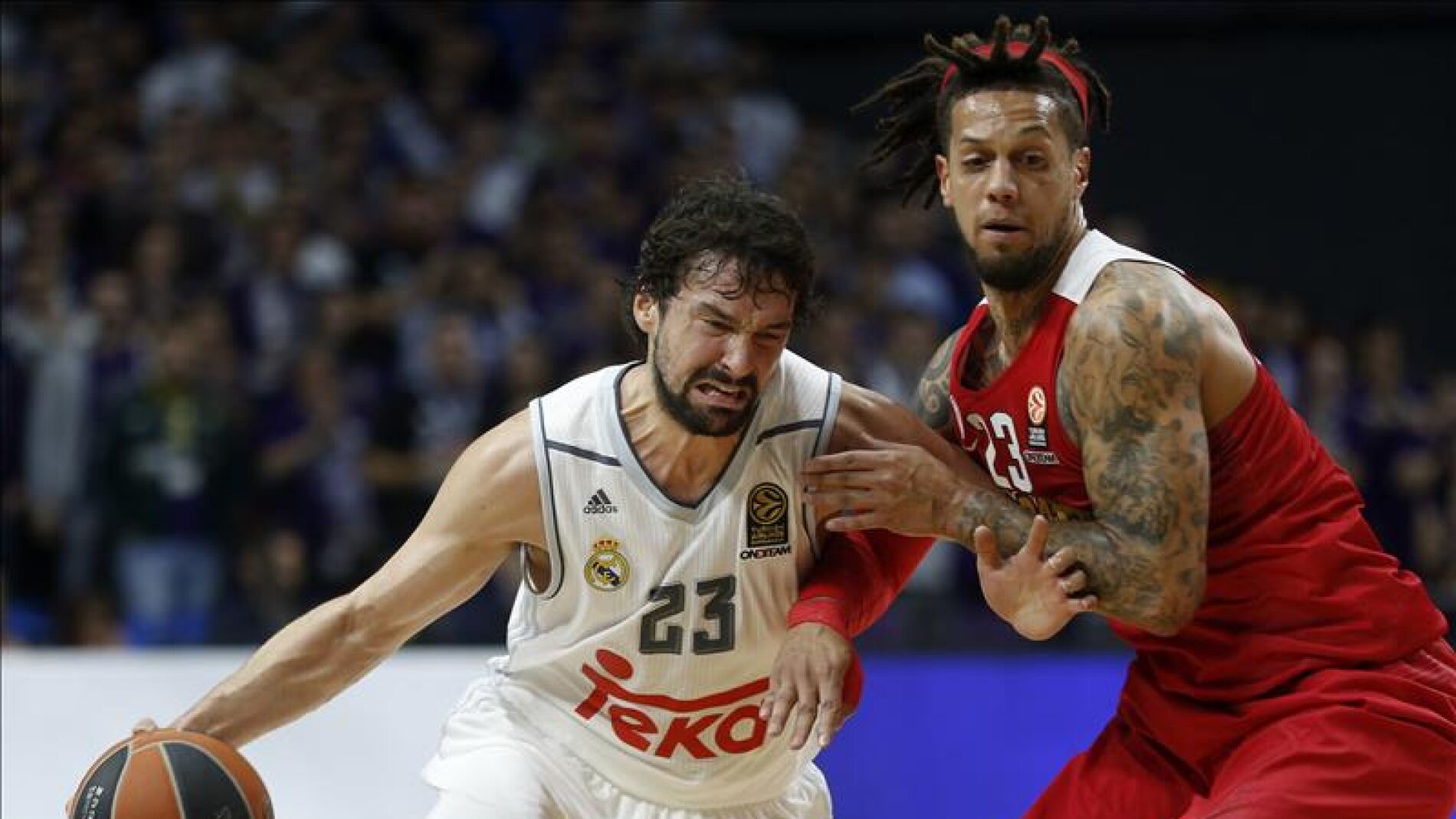 Llull intenta penetrar a canasta ante la defensa del Olympiacos