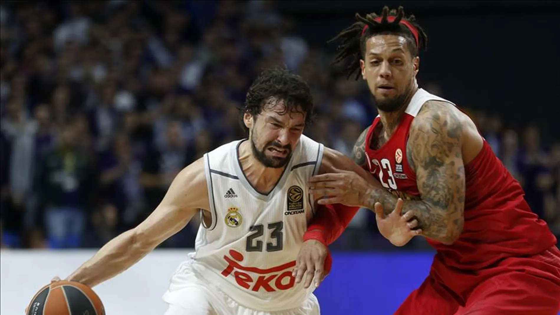 Llull intenta penetrar a canasta ante la defensa del Olympiacos Llull intenta penetrar a canasta ante la defensa del Olympiacos