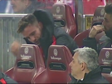 Frame 15.034074 de: Saúl llora desconsolado tras su fallo en el gol de Guidetti