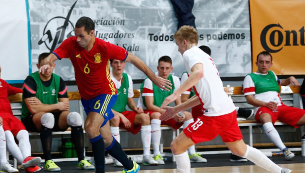 Fernandao controla el balón en el partido contra Polonia