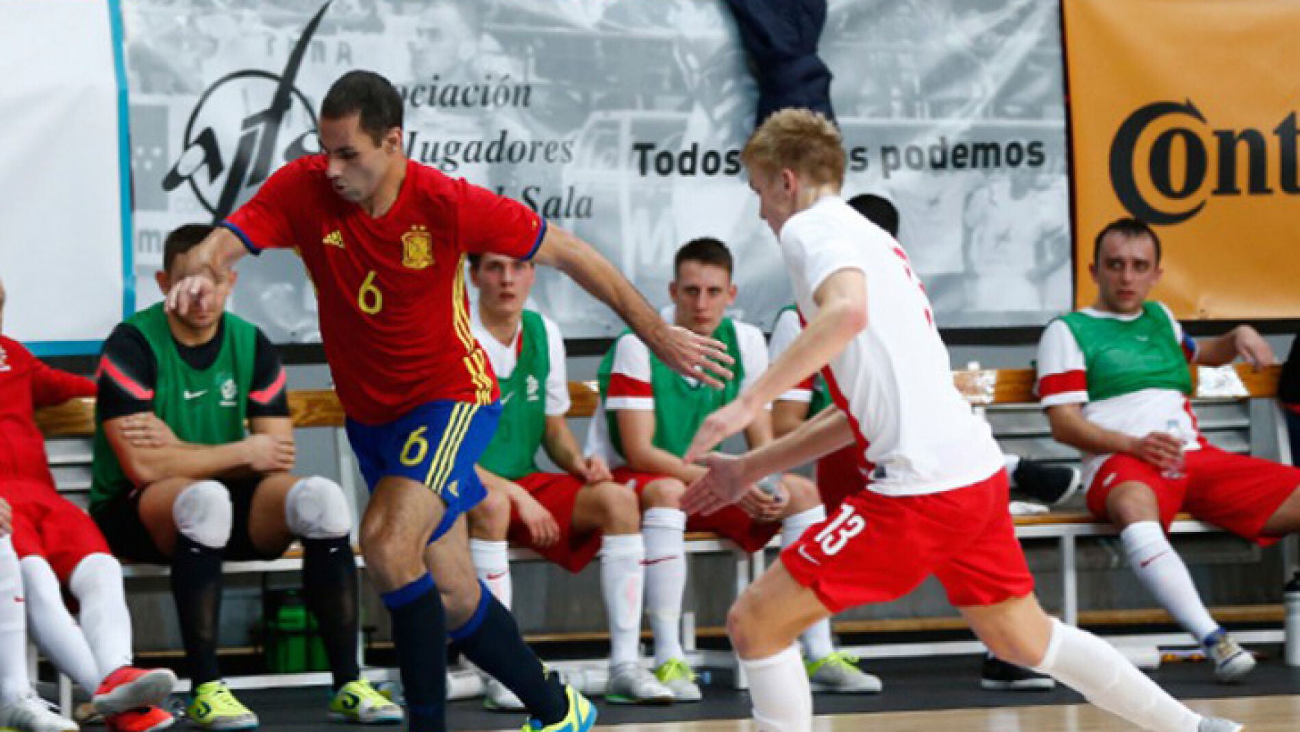 Fernandao controla el bal&oacute;n en el partido contra Polonia