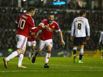 Juan Mata celebra su gol ante el Derby County