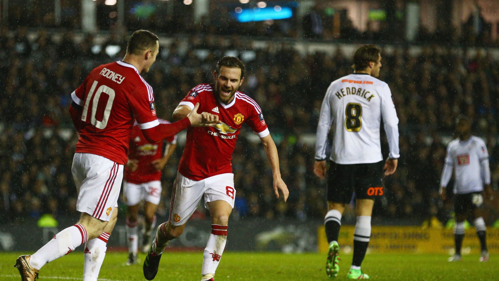 Juan Mata celebra su gol ante el Derby County